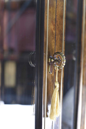 1970s Vintage Mastercraft William Doezema Burled Amboyna Wood and Brass Lighted Curio Display Cabinet 