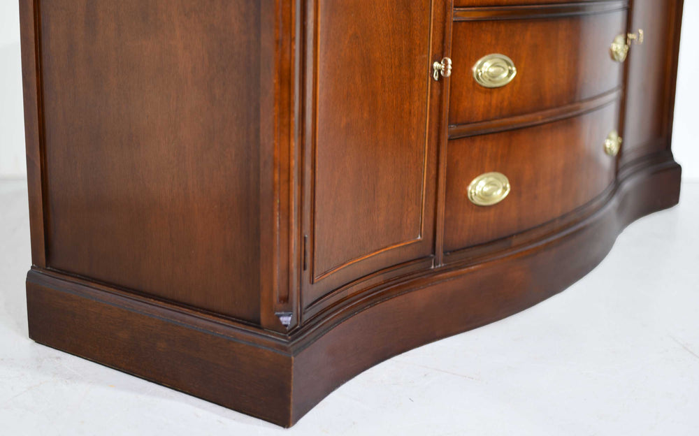 Mid Century Hepplewhite style mahogany sideboard buffet by Bassett Furniture